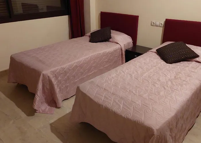 Jardines, Piscina Y Mar * 埃斯特波纳