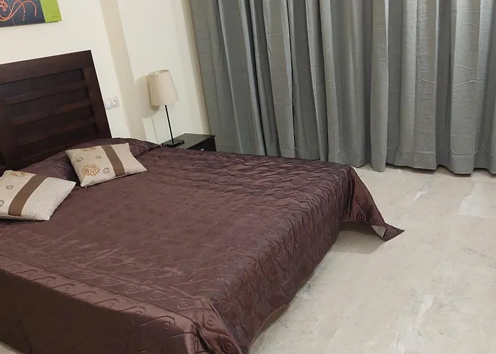 Jardines, Piscina Y Mar * 埃斯特波纳