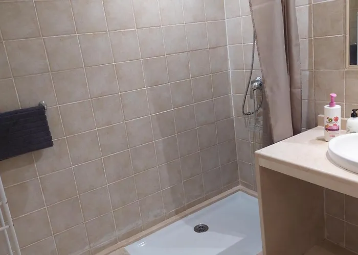 Jardines, Piscina Y Mar * 埃斯特波纳