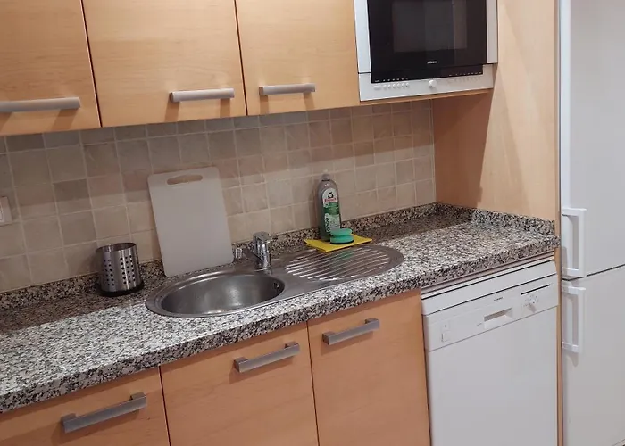 Jardines, Piscina Y Mar 埃斯特波纳