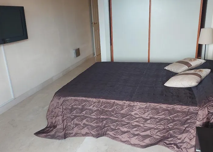 Jardines, Piscina Y Mar * 埃斯特波纳